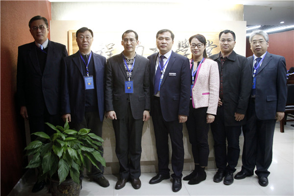 �̹���ѧ�ý�Ļ��ʽ���׽��������ڷ�ʵ����̳Բ������